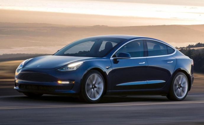 Tesla reduced the price of Model 3 electric cars